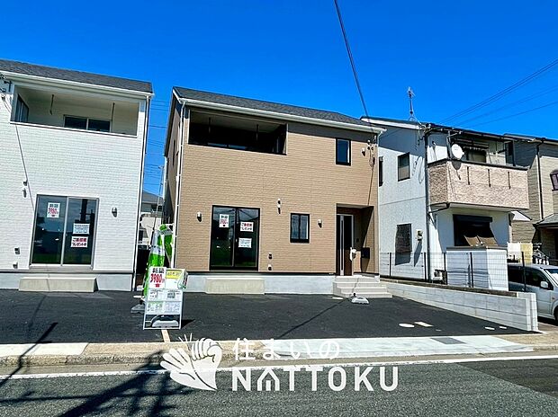 【現地写真(外観)【2号地】】軽くて火災に強い屋根材を採用し、地震時の建物への負担や揺れを軽減しています。