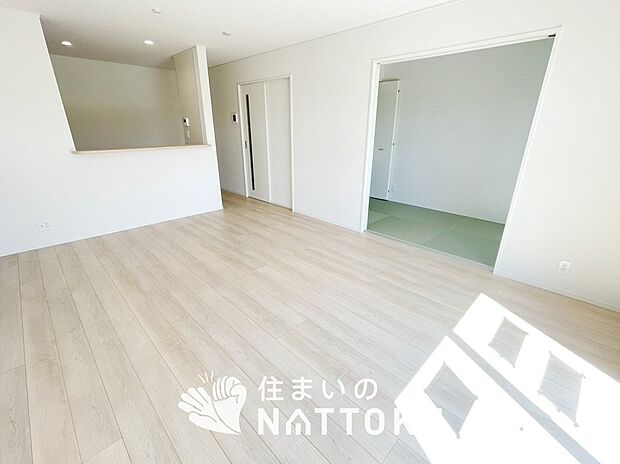 【現地写真(リビング)】フローリング材には、木目、色調など木材特有の風合いがあり、ナチュラルな美しさになっています。