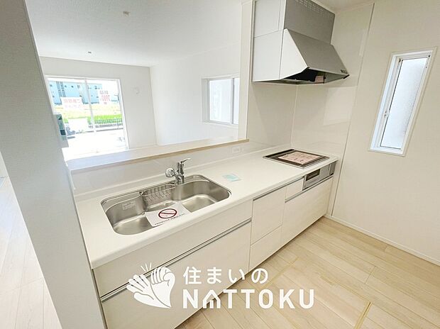 【現地写真(キッチン)】収納たっぷりのシステムキッチン、浄水器付水栓を標準装備しています。
