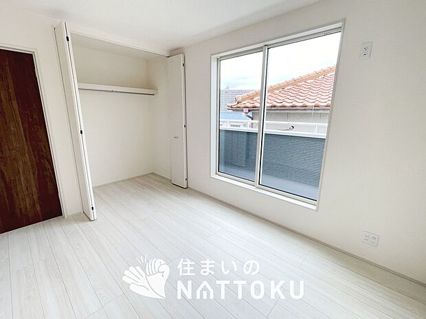 【現地写真（寝室）】木目の美しさを際立たせるシンプルデザインの建具を使用しています。