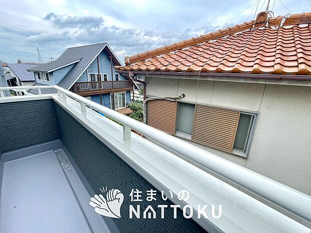 【バルコニー】奥行きが広く、洗濯物をゆったりと干せる十分な広さで、家族の洗濯も捗ります。