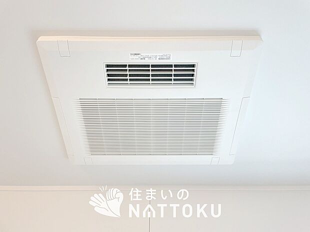 【浴室換気乾燥暖房機】寒い冬場はあたたかく、暑い夏場は扇風機のような心地よさです。
雨の日は、浴室が衣類乾燥スペースになります。
