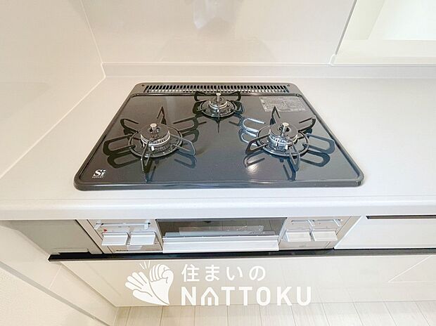 【ビルトインコンロ】フラットな構造で清掃性が高く、過熱防止センサー付３口タイプで日頃の家事も快適です。