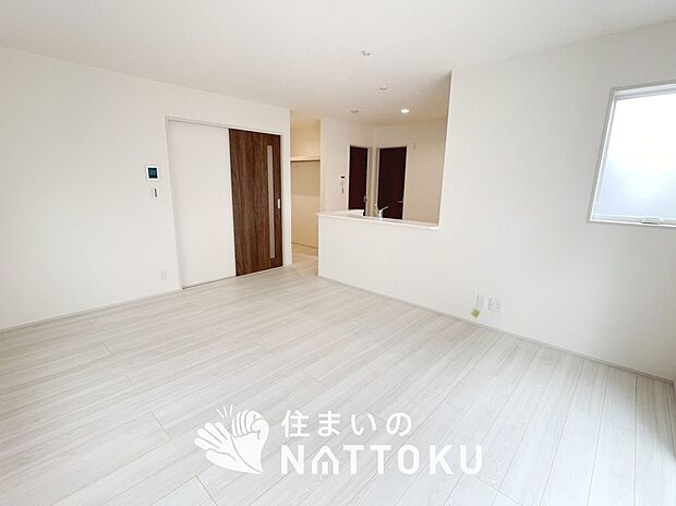 【現地写真（リビング）】フローリング材には、木目、色調など木材特有の風合いがあり、ナチュラルな美しさになっています。