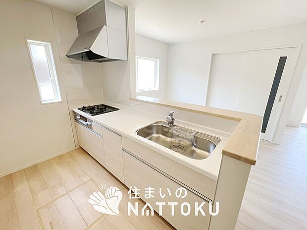 【現地写真(キッチン)】収納たっぷりのシステムキッチン、浄水器付水栓を標準装備しています。