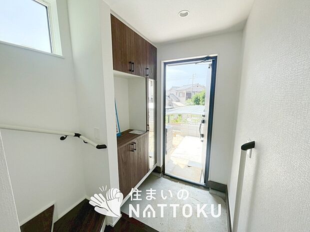 【現地写真(玄関)】玄関には、大型のシューズ収納を設置しています。