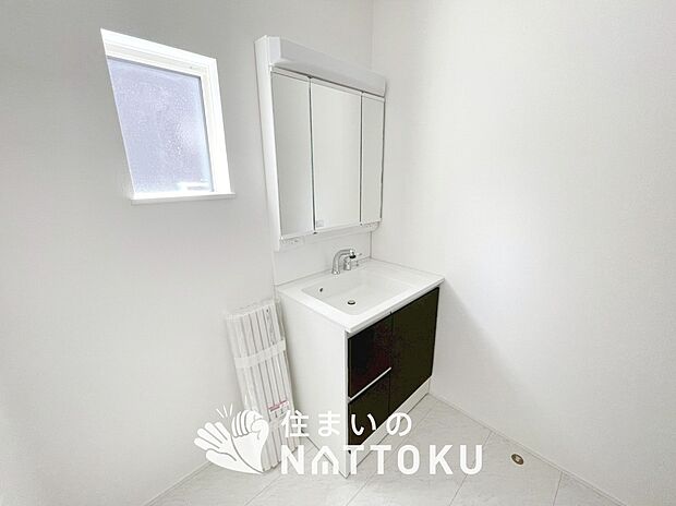 【洗面台・洗面所】鏡の両サイドは、必要なものを取出しやすく、大きな鏡面で朝の準備も快適。
使いやすいリフトアップ機能付きのシングルレバーシャワー水栓付です。