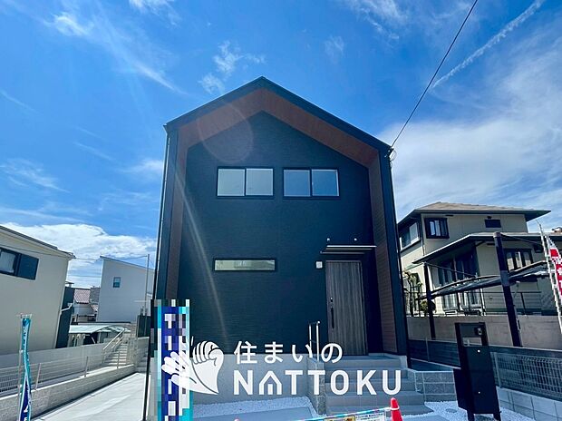 【現地写真(外観)【2号地】】軽くて火災に強い屋根材を採用し、地震時の建物への負担や揺れを軽減しています。