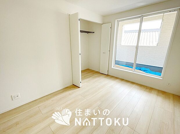 【現地写真(寝室)】木目の美しさを際立たせるシンプルデザインの建具を使用しています。