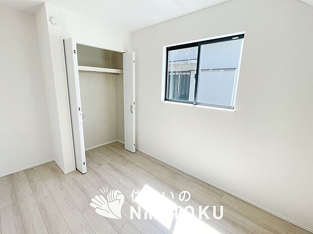 【現地写真（寝室）】木目の美しさを際立たせるシンプルデザインの建具を使用しています。