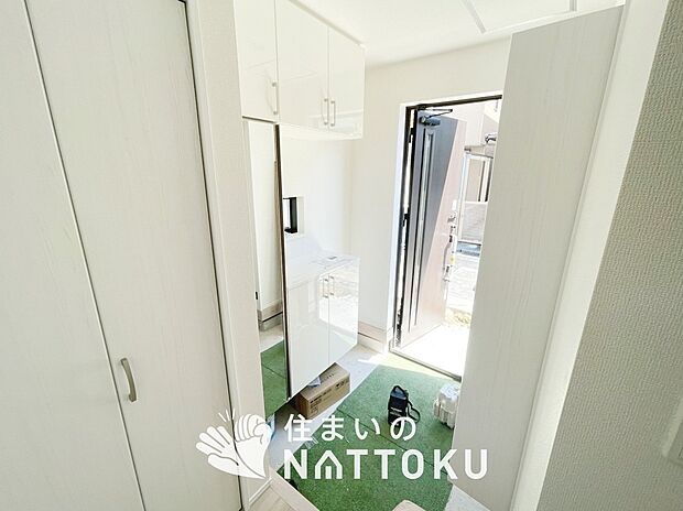 【現地写真（玄関）】玄関には、大型のシューズ収納を設置しています。