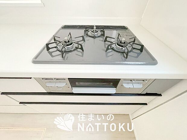 【ビルトインコンロ】フラットな構造で清掃性が高く、過熱防止センサー付３口タイプで日頃の家事も快適です。
