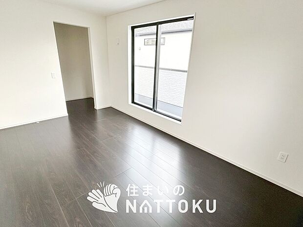 【現地写真（寝室）】木目の美しさを際立たせるシンプルデザインの建具を使用しています。