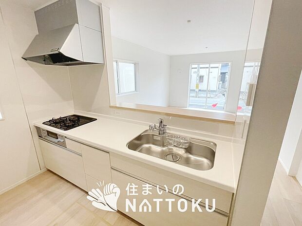 【現地写真（キッチン）】収納たっぷりのシステムキッチン、浄水器付水栓を標準装備しています。