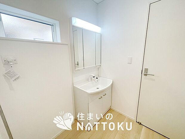 【洗面台・洗面所】鏡の両サイドは、必要なものを取出しやすく、大きな鏡面で朝の準備も快適。
使いやすいリフトアップ機能付きのシングルレバーシャワー水栓付です。