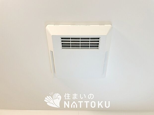 【浴室暖房換気乾燥機】サイドブロー機能で、乾燥効率アップです。
サイドに吹き出しを搭載することにより浴室内を端まで循環する気流ができ、さらに省エネ性能がアップします。