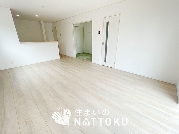 【現地写真(リビング)】フローリング材には、木目、色調など木材特有の風合いがあり、ナチュラルな美しさになっています。