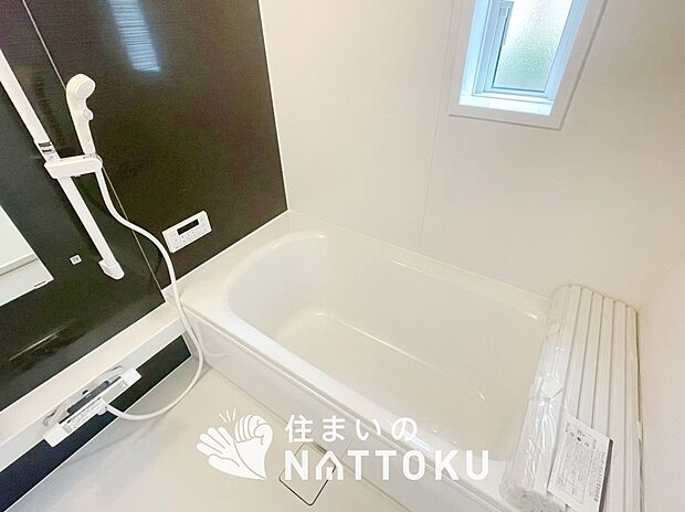 【現地写真(浴室)】浴室暖房乾燥機付き。1坪タイプで広々です。