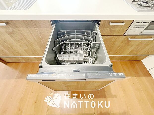 【食器洗い乾燥機】食後の時間にゆとりを与えてくれる食器洗い乾燥機。
操作ボタンも上面にあるので、腰をかがめずに操作ができラクラクです。