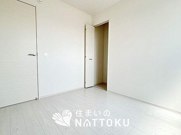 【現地写真(寝室)】木目の美しさを際立たせるシンプルデザインの建具を使用しています。