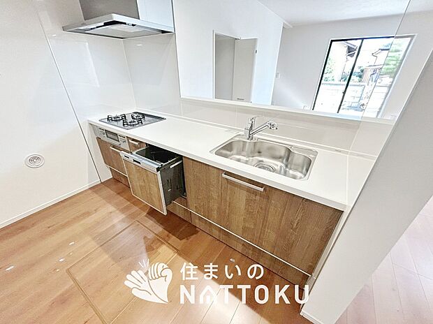 【現地写真（キッチン）】収納たっぷりのシステムキッチン、浄水器付水栓を標準装備しています。