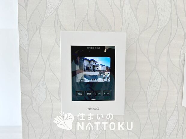 【カラーテレビドアホン】くっきり見やすいカラーモニターです。
夜でも来客者が見やすいLED照明付きです。