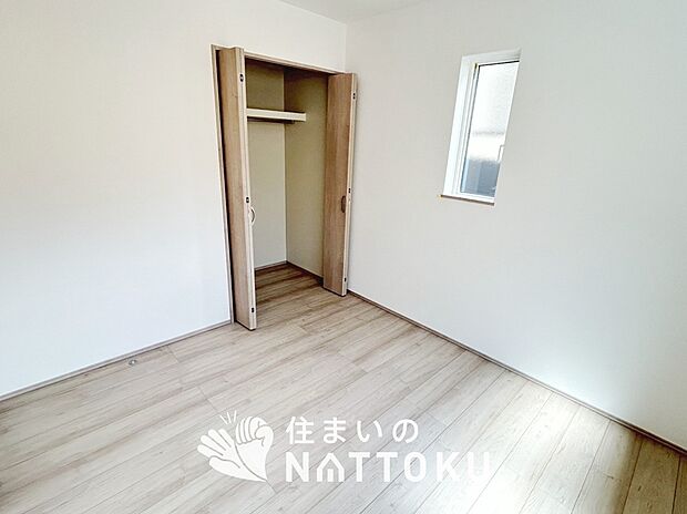 【現地写真（寝室）】木目の美しさを際立たせるシンプルデザインの建具を使用しています。