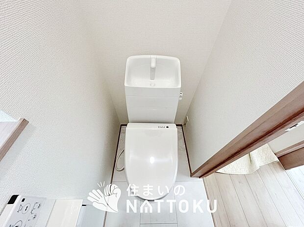 【トイレ】汚れてもサッとひと拭きでお手入れ簡単、エコ仕様の温水洗浄便座付きのトイレです。
バリアフリーにも配慮しています。
