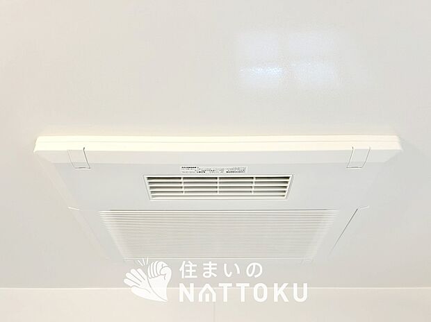 【浴室換気乾燥暖房機】寒い冬場はあたたかく、暑い夏場は扇風機のような心地よさです。
雨の日は、浴室が衣類乾燥スペースになります。
