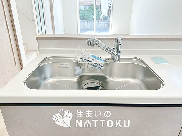 【浄水器内臓ハンドシャワー付シンク】広々とした凸型シンクに洗剤ポケットを標準装備。すっきり収納できます。
また、蛇口の先端に浄水器を内蔵しているため場所をとりません。
