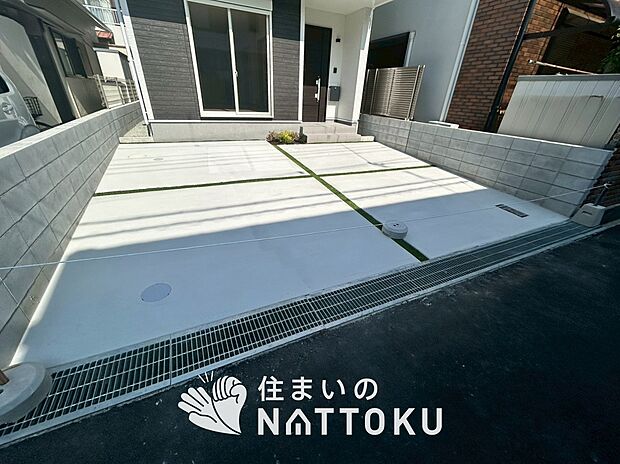 【現地写真（駐車場）】駐車スペースが広く、運転が苦手な方も安心です。