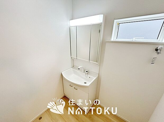 【洗面台・洗面所】鏡の両サイドは、必要なものを取出しやすく、大きな鏡面で朝の準備も快適。
使いやすいリフトアップ機能付きのシングルレバーシャワー水栓付です。
