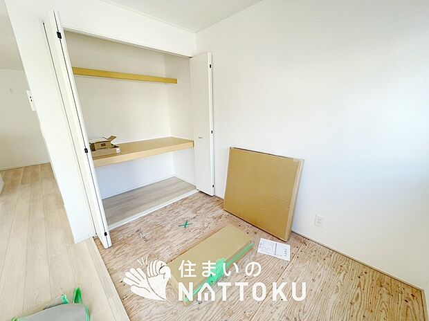 【現地写真（和室）】大壁仕様の新和室。くつろぎの空間です。