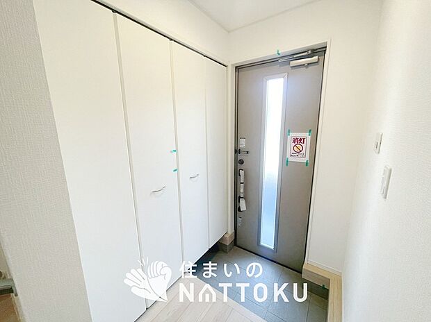 【現地写真（玄関）】玄関には、大型のシューズ収納を設置しています。