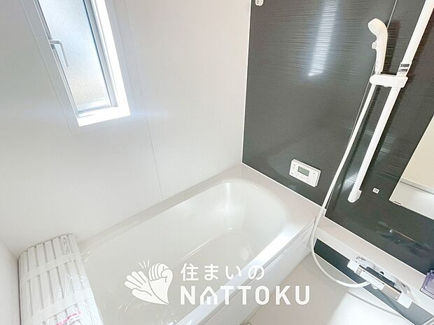 【現地写真（浴室）】浴室暖房乾燥機付き。１坪タイプで広々です。