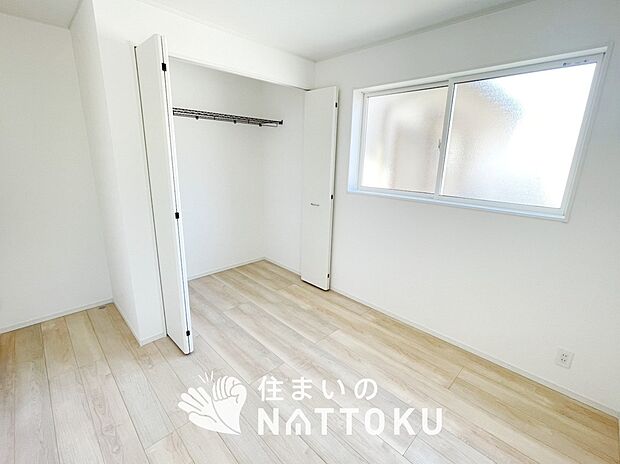 【現地写真(寝室)】木目の美しさを際立たせるシンプルデザインの建具を使用しています。
