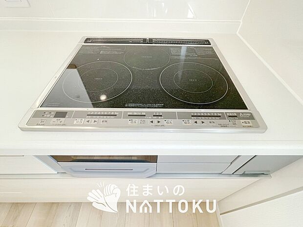 【ビルトインコンロ】フラットな構造で清掃性が高く、過熱防止センサー付3口タイプで日頃の家事も快適です。