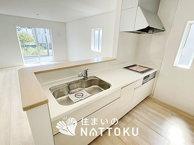 【現地写真(キッチン)】収納たっぷりのシステムキッチン、浄水器付水栓を標準装備しています。