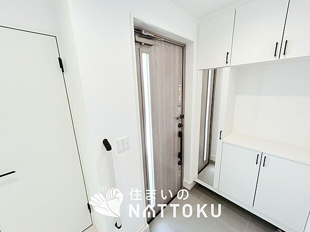 【現地写真(玄関)】玄関には、大型のシューズ収納を設置しています。