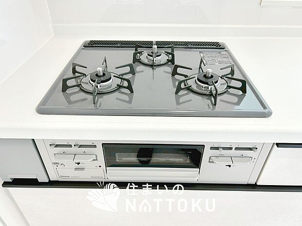 【ビルトインコンロ】フラットな構造で清掃性が高く、過熱防止センサー付3口タイプで日頃の家事も快適です。
