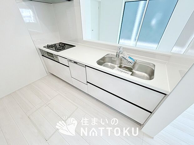 【現地写真(キッチン)】収納たっぷりのシステムキッチン、浄水器付水栓を標準装備しています。