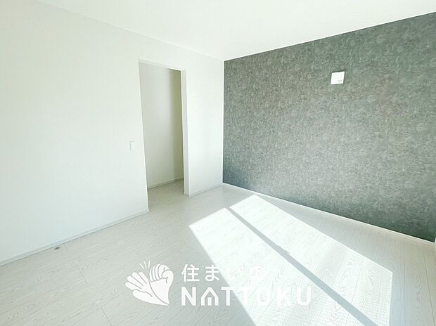 【現地写真（寝室）】木目の美しさを際立たせるシンプルデザインの建具を使用しています。