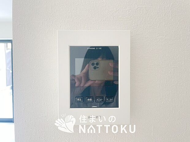 【TVモニター付インターホン】来訪者を画像と音声で確認できる、防犯性に優れた安心のシステム。
スッキリしたデザインで、誰でも簡単に操作できます。