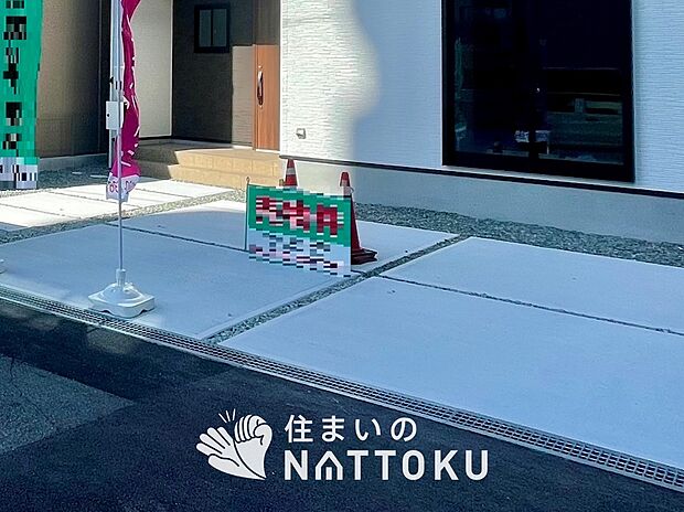 【現地写真（駐車場）】駐車スペースが広く、運転が苦手な方も安心です。