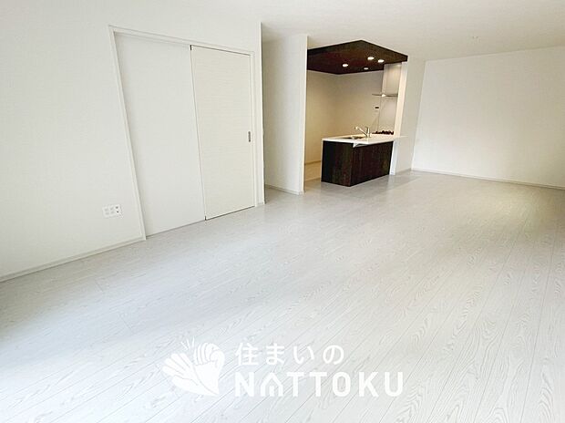 【現地写真（リビング）】フローリング材には、木目、色調など木材特有の風合いがあり、ナチュラルな美しさになっています。