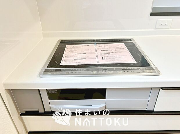 【ビルトインコンロ】フラットな構造で清掃性が高く、過熱防止センサー付3口タイプで日頃の家事も快適です。