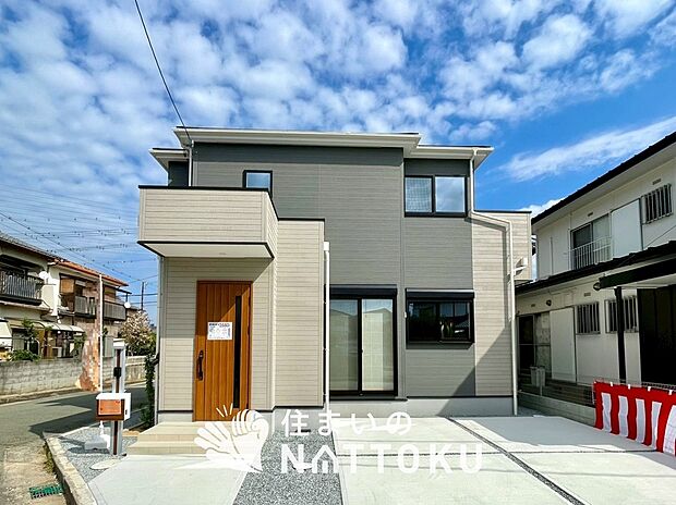 【現地写真(外観)】雨で汚れを落とし、耐久性・耐候性に優れた外壁を使用しています。