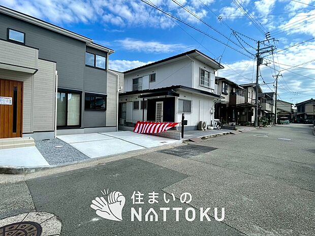 【現地写真(前道含む外観)】高い断熱性能があり、防湿性能の高いフィルム付属で壁内の結露対策をしています。