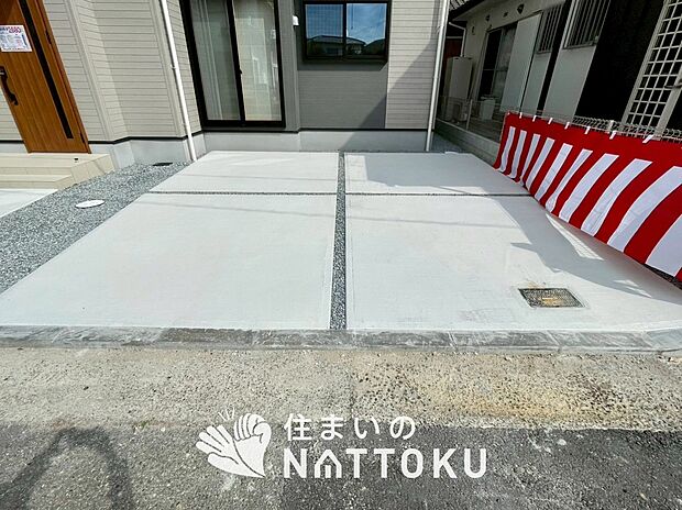 【現地写真(駐車場)】駐車スペースが広く、運転が苦手な方も安心です。