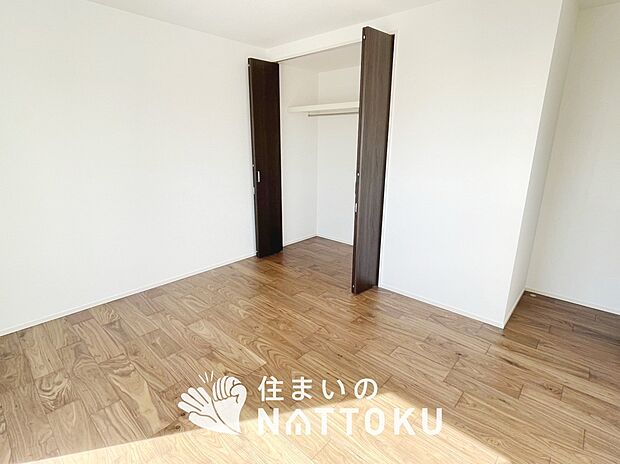 【現地写真(寝室)】木目の美しさを際立たせるシンプルデザインの建具を使用しています。